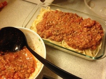 step5: 將煮好的肉醬加上意粉上