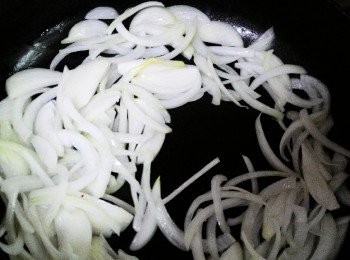 step1: 冬粉泡水備用,小白菜及菇類洗淨切好備用 將洋蔥切好爆香