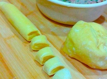 step4: 过后又把面团搓成长条棒状，分割成每个（20克）大小的小面团。