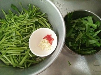 step1: 空心菜洗淨並切段、蒜頭敲碎、辣椒切碎，備用；