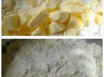 step1: 把低筋粉，糖霜，鹽和泡打粉拌勻然後加入冰凍牛油粒再用手指捏搓成麵包糠狀。