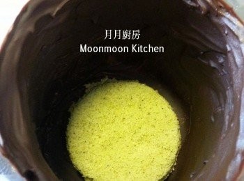 step17: 取出朱古力花盆，先放入一片蛋糕片。