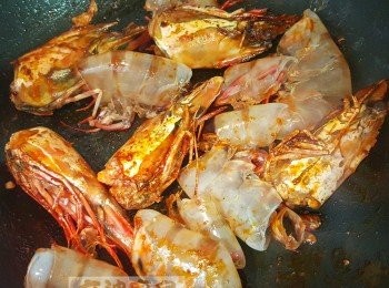 step9: 蝦頭煎至金黃加蝦殼略炒