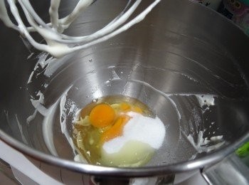 step3: 蛋、糖打至奶白色備用