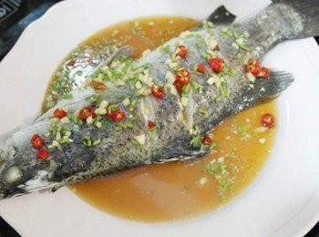 step5: 將調好的<span class="group_2">醬汁</span>倒在鱸魚上!!! 在一次放入水波爐蒸約3-5分鐘即可~~