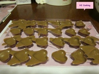 step1: 熱水坐溶牛奶朱古力, 放入心心模, 只需塗滿外層即可, 雪5分鐘