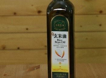 step1: 這次用的是新出產的健康廚房黃金玄米油，外包裝看起來相當高級，其實用這樣的瓶身最能保護油品不會質變，再來，我想用玄米油的料理，可以讓我的燉牛肉減少油膩感，不囉嗦，馬上來試做！