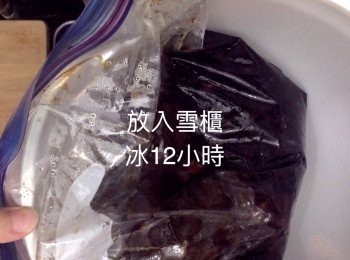 step6: 之後把慢煮牛腱袋拿出來抹乾，再放入雪櫃冰12小時
最後把牛腱拿出來切片即可
