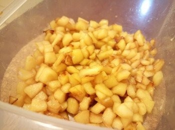 step2: 蘋果切細粒，拌入檸檬汁。肉桂、黃糖加水放入小鍋以慢火煮至糖溶解，變杰身後加入蘋果粒炒香，加蓋煮約10-15分鐘至蘋困金黃及變軟，盛起放涼備用。