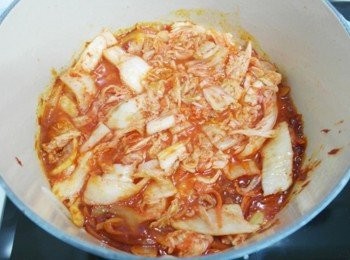 step4: 辣椒香氣出來後倒入泡菜~~~ 略炒一下^^