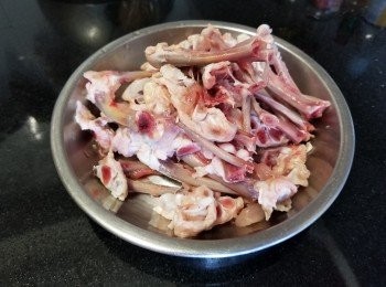 step8: 雞中翼，起出雞骨用作煲湯，而<a href="https://bit.ly/3zHU5V3" target="_blank" data-keyword="雞翼" class="guide-link"><strong>雞翼</strong></a> <span style="display:inline-block;vertical-align:middle;margin-top:-3px;color:initial;border-radius:3px;padding:2px 3px;font-size:12px;line-height:14px;background:#87d300;color:#fff;">即買</span> 會做另一餸菜