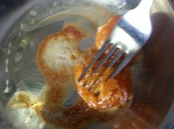 step8: 焗好的咸蛋黃用义壓碎(只壓2隻咸蛋黃,留起一隻流沙餡要用)