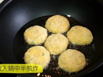 step5: 放入鍋中煎至兩面金黃便成。