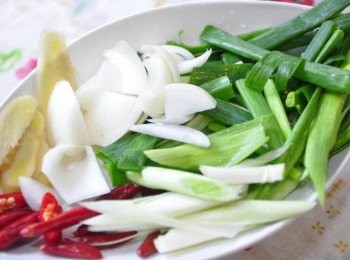 step6: 另外準備爆香<span class="group_1">食材</span>:嫩薑片、辣椒段、洋蔥片、蒜段及蔥段等