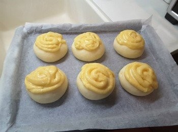 step3: 二發完成後：預熱焗爐170度(參考)，並在包面唧上面料。要快手些，因面料溶得很快，焗20分鐘(參考)