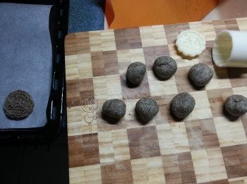 step8: 將粉糰平均分成8份,約14g-15g一塊,用模做型(如用月餅模,模內要搽食用油防粉糰痴模)