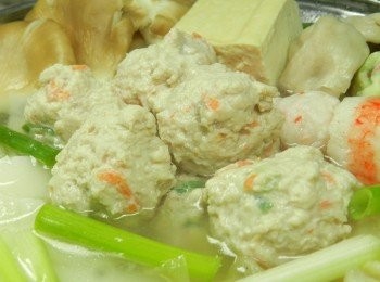 step8: <span class="group_2">雞肉丸子</span>軟嫩，加入酸菜鍋中煮，十分入味、好吃！