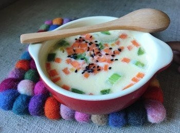 step2: 雞蛋打勻，隔渣然後加150 CC水及<span class="group_1">食材</span>