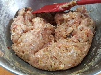 step3: 將魚漿拌勻好後，將章魚燒鍋盆放入主機內，以MED預熱約4分鐘，