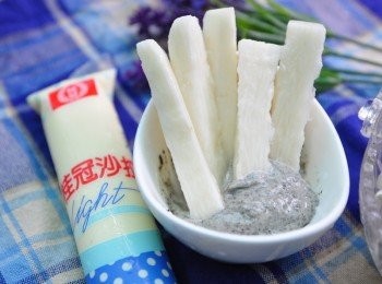 step5: 食用時，沾上香醇的<span class="group_2">芝麻醬香沙拉</span>，在熱炎炎的天氣最能消暑喔!