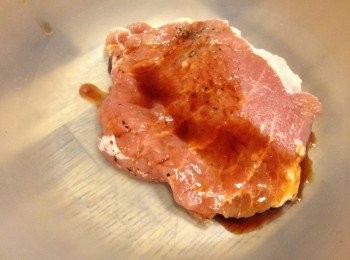 step1: <span class="group_2">醃料</span> 將所有材料醃肉5分鐘（豬肉可以拍薄一點，不管醃肉或烹煮都能輕易入味也能縮短時間）