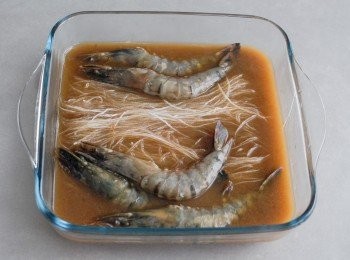 step3: 將粉絲和蝦放入<span class="group_2">調味料</span>內，浸3 -4分鐘