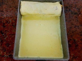 step3: 將一大匙蛋液放入鍋內.蛋液稍為熟時像內捲起