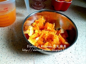 step5: 將3個橙切好後榨成橙汁 , 3個橙的橙汁約1杯份量 , 榨出橙汁的橙肉留起