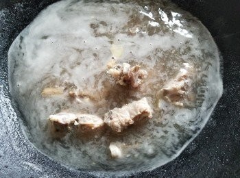step8: 將鴨腎皮，湯骨用薑片，黃酒出水去腥