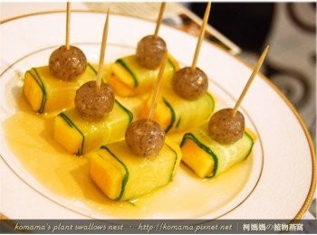 step6: 起司口味的黑木耳QQ圓搭配小黃瓜與甜柿，
只要在淋上柚子沙拉醬提味，就是一道可口的開胃小菜。