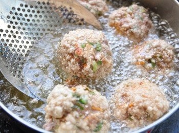 step6: 待表皮炸至金黃即可撈起瀝油