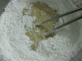 step3: 粘米粉加水300g混合， 再加上酵母。