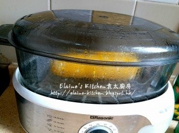 step1: 粟米放入電蒸鍋內 , 蓋上蓋蒸15分鐘