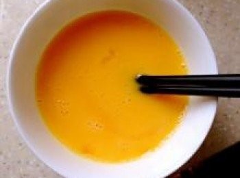 step2: 碗裡打入雞蛋，加少許鹽，料酒，攪拌。