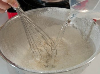 step2: 先將麵粉,水,鹽混成粉漿攪至完全沒有粉粒為止備用(可利用隔篩過粉漿)