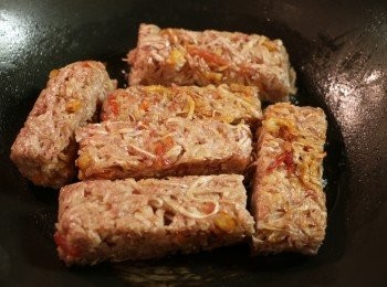 step9: 平底鍋倒入少許油燒熱，將切好的芋絲塊放入，用小火煎至兩面金黄色即可。