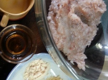 step3: 蝦肉用刀背拍扁後剁碎,蝦肉用刀背拍扁後剁碎後,加入調味料拌勻