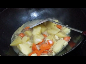 step3: 洗淨鍋，燒熱油，爆香配料及薯仔甘荀，調味， 加水， 炆至薯仔甘荀微軟。
Clean the pan,  heat oil,  fry the spices,  potato & carrot with seasonings.  Keep cooking until the potato & carrot become soft.