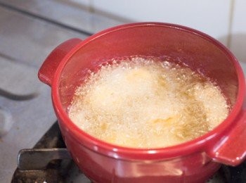 step8: 中大火鐃熱油，油的份量要足夠浸著薯波大半的高度，油夠熱後放入薯波炸至表面金黃色即可撈起，用吸油紙吸走多餘油份即成
（薯波下鍋時用工具撥一撥鍋底防止食物黏在鍋底）