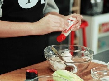 step1: 先將墨魚膠放入所有醃料拌混至起膠備用