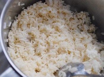 step1: 將蛋黃及蛋白分開，將蛋黃與白飯拌勻，用手將飯分開，不要黏成一團