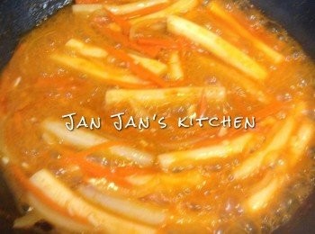 step4: 加入水及調味炒勻，水要剛好蓋過年糕，加蓋中小火炆煮。