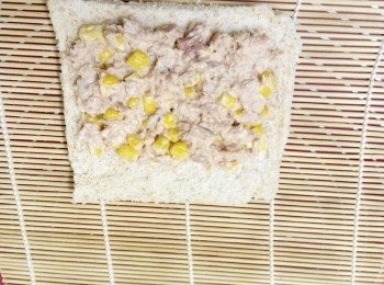 step6: 將黃瓜片放上麥吐司再加上大概兩湯匙內餡，記得兩邊留大概1cm～2cm位置，以避免內餡捲的時候跑出來。