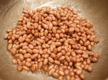 step3: 接著用中小火繼續烹煮，並不斷的翻炒花生約5分鐘。