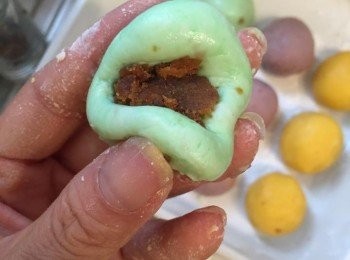 step4: 然後像湯圓的做法，一小粒一小粒包入椰糖，