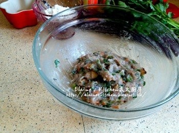 step4: 加入冬菇水拌勻 , 見鯪魚肉出現分離時 , 用手拎起魚肉撻十餘下後靜待30分鐘