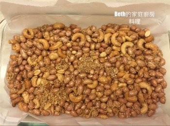 step6: 趁熱將糖果切塊，稍微放涼即可包裝或是放在保鮮盒中室溫保存即可。