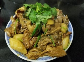 step10: 做法 :

將枝竹折斷所須長度 , 燒起油鑊細火慢炸至金黃色備用 .

米鴨清洗後還有細毛難清除 , 將米鴨用薑片稍為拖水 , 等鴨皮稍為收縮後上碟 , 放涼後便可容易清除其他細毛 , 再將鴨切件 , 其他部位可用作煲湯 , 用糖 , 雞粉 , 瑞士雞汁 , 黑椒 , 胡椒粉 , 麻油 , 黃酒 , 辣椒粉撈好 , 再將鴨件放入醃 2 小時 .

燒起油鑊爆香蒜頭 , 乾蔥 , 薑片將鴨件上少少生粉爆炒至半熟 , 加多少少辣椒碎 , 糖 , 雞粉 , 瑞士雞汁再加入水蓋過鴨件 , 用中細火燜