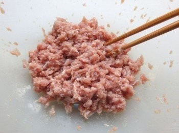 step3: 先進行絞肉"打水",放入海鹽用筷子同一方向攪拌,過程中加入一些水,每次絞肉吸收了水後,再繼續加入一些水,直到絞肉產生黏性,顏色變淺。水量視絞肉的吸水性而定。經過冷藏的絞肉吸水性較高。