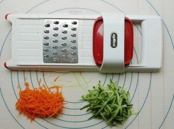 step6: 將胡蘿蔔及小黃瓜用刨刀器刨成細絲。可依個人喜愛選擇粗細。